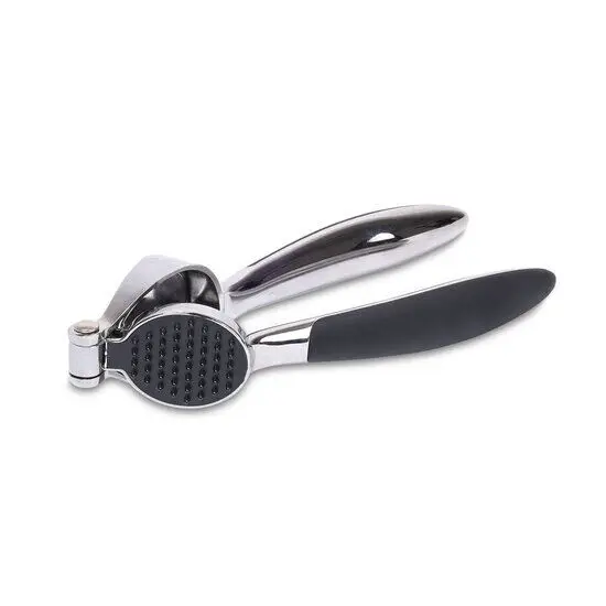 Skinnende metal hvidløgspresser med sort soft grip håndtag, ergonomisk og moderne design.