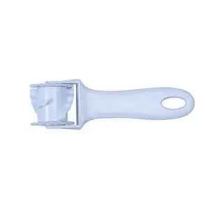 Hvid køkkenredskab med håndtag og rillet rulle til dejskæring.