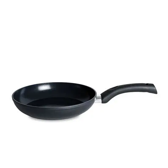 Sort stegepande med keramisk belægning og buet håndtag, 24 cm i diameter.