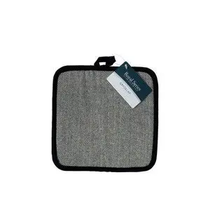 Kvadratisk grydelap med sildbensmønster, sorte kanter, strop og mærkat fra Royal Series.