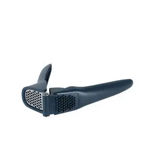 Mørkeblå hvidløgspresser med gittermønster på prespladen og tekstureret håndtag.