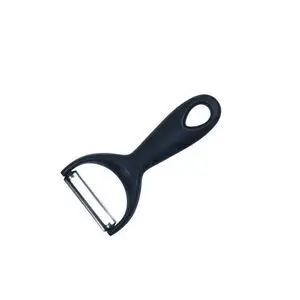 Skrællekniv med sort håndtag og ovalt hul, vandret metallisk blad til effektiv skrælning.