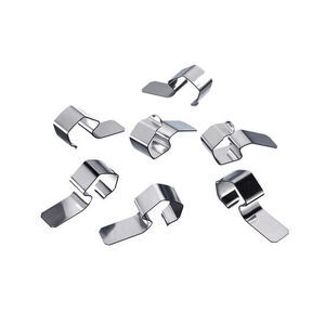 Syv skinnende metalclips til sylteglas på hvid baggrund, med buet form til fastgørelse af låg.