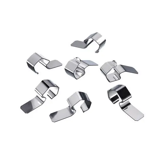 Syv skinnende metalclips til sylteglas på hvid baggrund, med buet form til fastgørelse af låg.