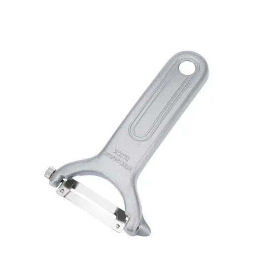 Ergonomisk grøntsagsskræller med buet klinge og håndtag med ophængshul.