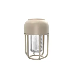 Beige udendørslampe, cylindrisk form, ribbet glas i midten, omgivet af en ramme.