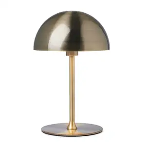 Bordlampe med kuppelformet skærm og cylindrisk stander i antik metal på rund base.