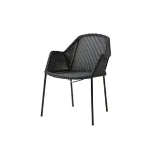 Sort stol med armlæn, mønstret ryg og sæde, slanke metalben. Moderne og minimalistisk design.