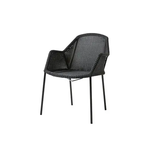 Sort stol med armlæn, mønstret ryg og sæde, slanke metalben. Moderne og minimalistisk design.