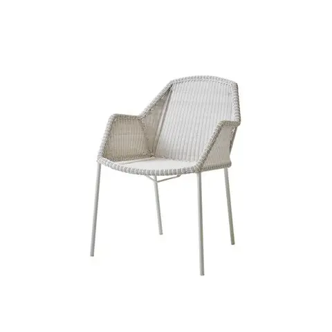 Hvid stol i flettet design med armlæn og slanke ben, velegnet til udendørs brug.