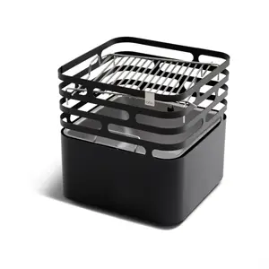 Sort, kvadratisk CUBE BBQ med åbent top og vandrette lameller, bruges som grill eller ildkurv.