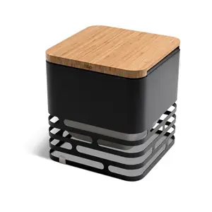 Moderne sort metalstruktur med trætop, firkantet design, kan bruges som bord eller ildsted.