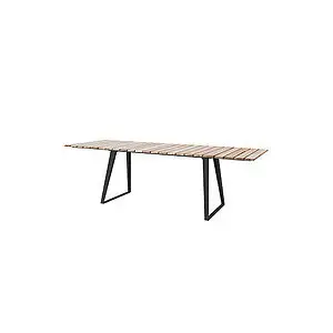 Rektangulært spisebord med trælignende lamelbordplade og geometriske, vinklede ben.
