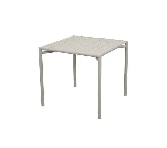 Firkantet spisebord i sandfarvet aluminium med lamelbordplade og lige ben i hvert hjørne.