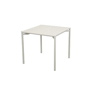 Firkantet spisebord i sandfarvet aluminium med lamelbordplade og lige ben i hvert hjørne.