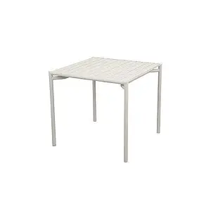 Firkantet spisebord i sandfarvet aluminium med lamelbordplade og lige ben i hvert hjørne.