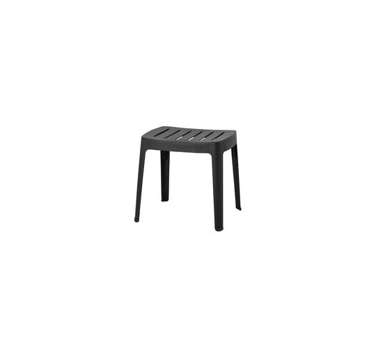 Sort skammel, minimalistisk design, rektangulær, med lamelsæde og fire lige ben.