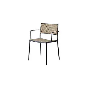 Stol med slankt metalstel, vævet sæde og ryglæn, samt indbyggede armlæn i minimalistisk stil.