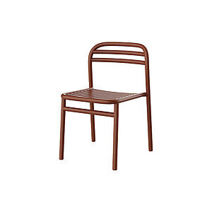 Minimalist stol uden armlæn, ørkenrød farve, med vandrette lameller på sæde og ryg.