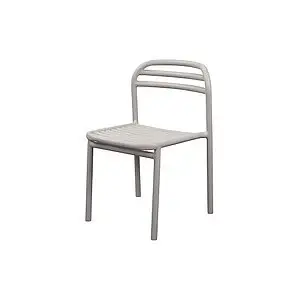 Udendørs stol i sandfarvet aluminium med slatted sæde og buet ryg, uden armlæn.