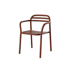 Brun stol med armlæn, slatted sæde og ryglæn, stabelbar design i aluminium.