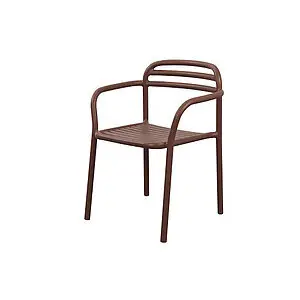 Brun stol med armlæn, slatted sæde og ryglæn, stabelbar design i aluminium.
