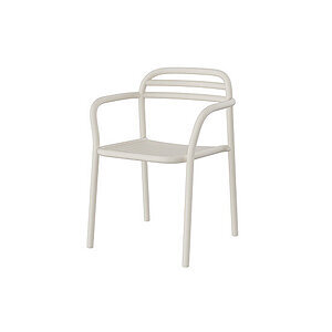 Moderne, stabelbar stol med armlæn og lamel-design i lys farve.