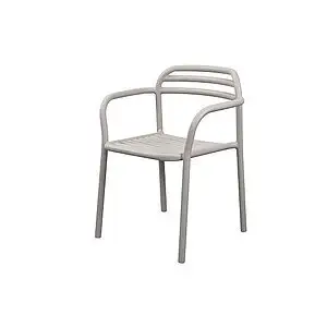 Moderne, stabelbar stol med armlæn og lamel-design i lys farve.