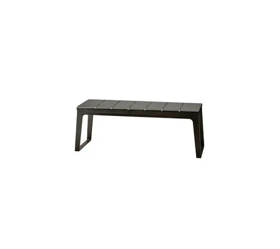 Minimalist bænk med rektangulært, lameldesignet sæde i lavagrå farve.