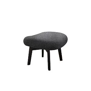 Fodskammel med mørkegrå top, fire træben og afrundet design fra Cane-Line Ambience.