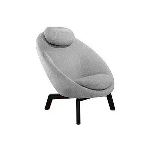 Lounge stol i lys grå med buet design, nakkepude og trebenet base.