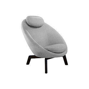 Lounge stol i lys grå med buet design, nakkepude og trebenet base.