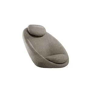 Lysebrun loungestol med nakkepude, rund form og sorte ben fra Cane-Line Essence.