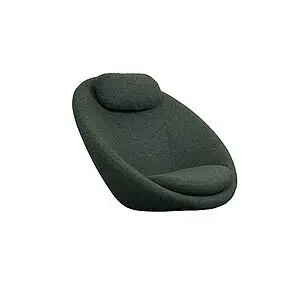 Mørkegrøn loungestol med stofbetræk, nakkepude, ryglæn og træben.