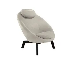Rund loungestol med nakkepude, lys sandfarvet polstring og fire ben.