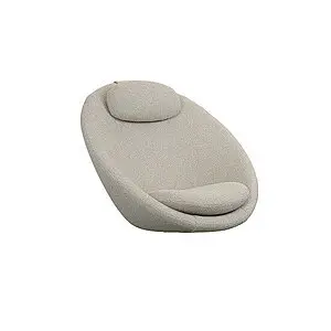 Rund loungestol med nakkepude, lys sandfarvet polstring og fire ben.