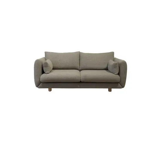 To-personers sofa med afrundede kanter, træben og brun polstring.