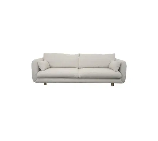 Minimalist 3-personers sofa i lys stof med træben og armstøtter.