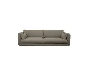 Tre-personers sofa i brun med polstrede armlæn og ryglæn. Enkel design med synlige sømme.