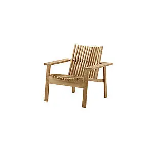 Minimalistisk loungestol i teak med lamel-ryg, bredde armlæn og naturlig træfinish.