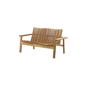 To-personers sofa med slatted ryg og sæde, armstøtter, minimalistisk design og naturlig finish.