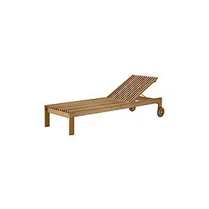 Solseng i teak med slattedesign og to hjul for nem mobilitet.
