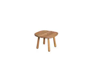 Rektangulært teakbord med slatted top og fire cylindriske ben. Enkel og elegant design.