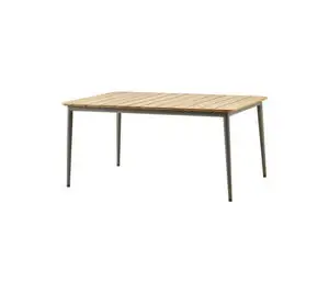 Rektangulært spisebord med lameltræbordplade og skrå ben. Minimalistisk moderne design.