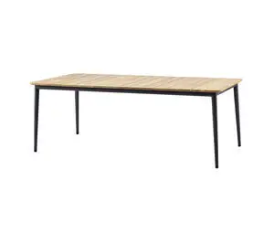Moderne spisebord med trælameller og slanke, mørke ben i minimalistisk design.
