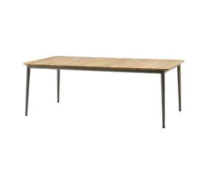 Rektangulært spisebord med teakbordplade og minimalistisk aluminiumsstel i moderne design.