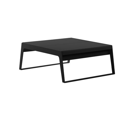 Minimalistisk rektangulært bord med to niveauer og åben ramme, moderne og funktionelt design.