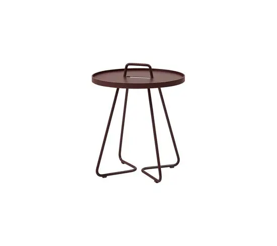 Rundt bord i mørk farve med håndtag og tre ben. Moderne og minimalistisk design.