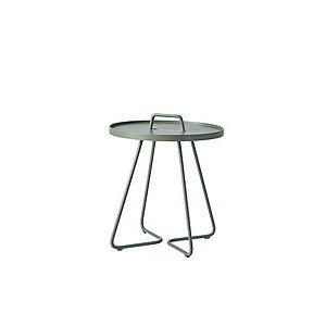 Rundt, støvet grønt sidebord i aluminium med integreret håndtag og tre skrå ben. Minimalistisk design.