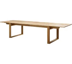Rektangulært spisebord i teak med lameltop og to ben ved hver ende, naturlig træfarve.